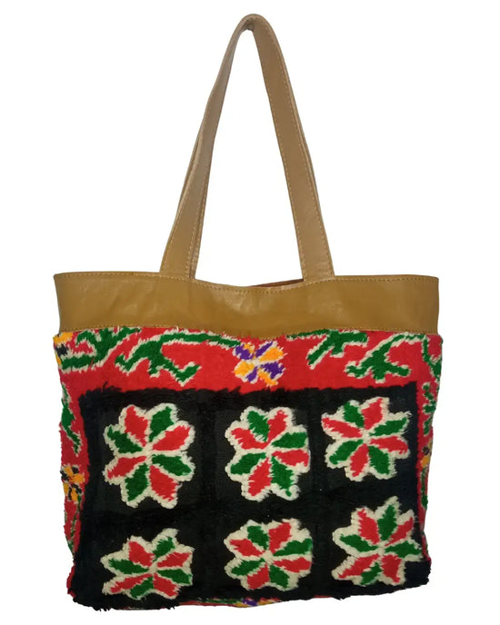 Tote bag with floral pattern on a white background